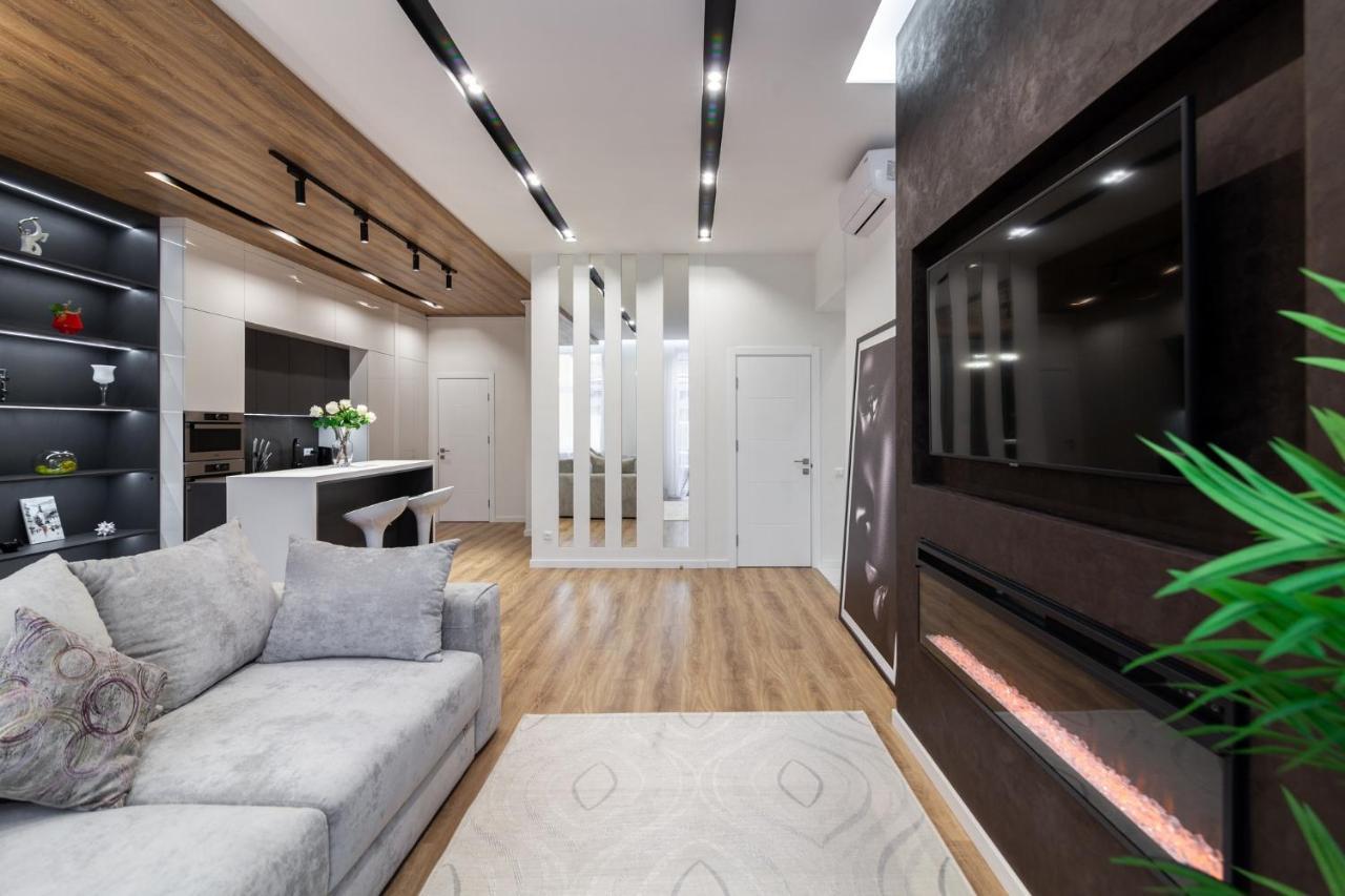 Royal Vip Apartment On Franka 14 Lviv Bagian luar foto