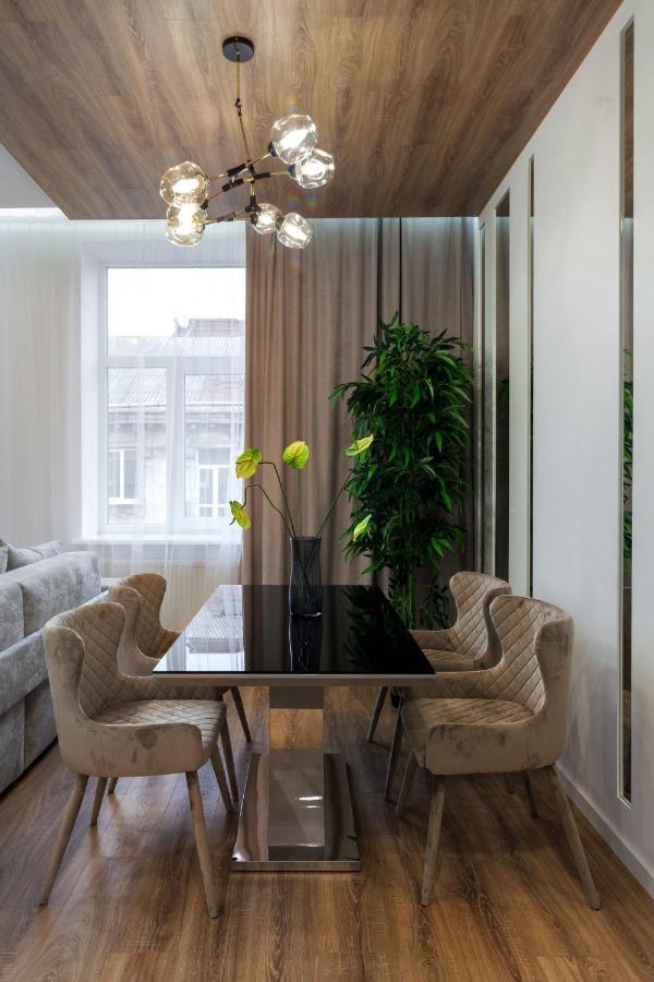 Royal Vip Apartment On Franka 14 Lviv Bagian luar foto